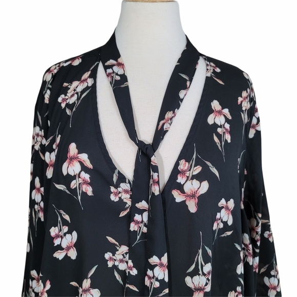 VIXBE Kimura Tie Neck Blouse size 3X - Picture 3 of 8